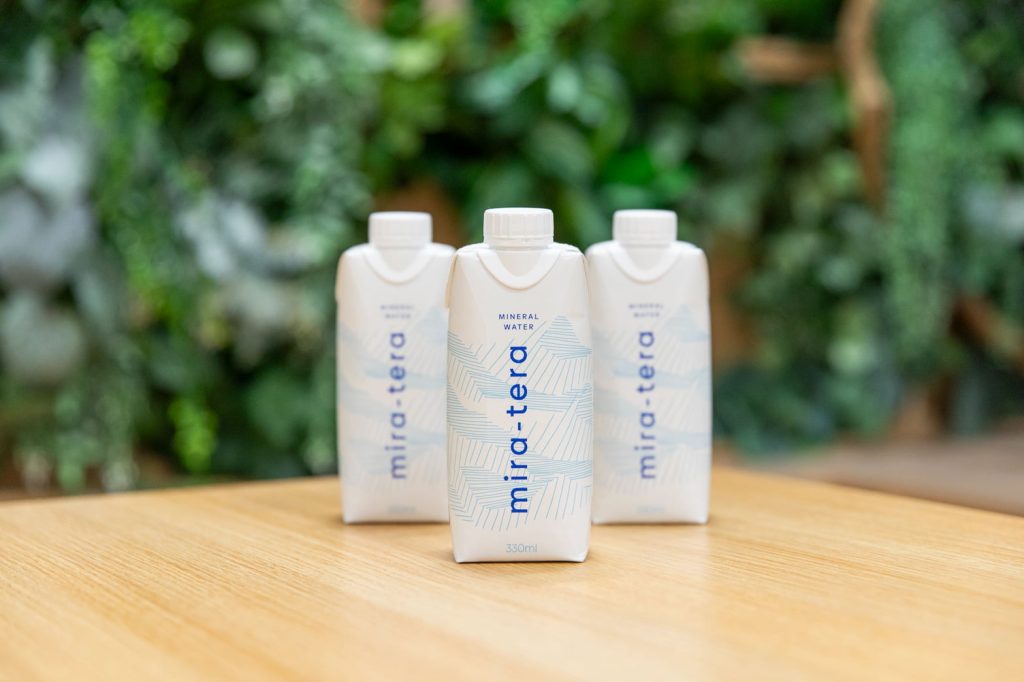 環境配慮へのニーズに応えるため、紙パックの飲料水も開発